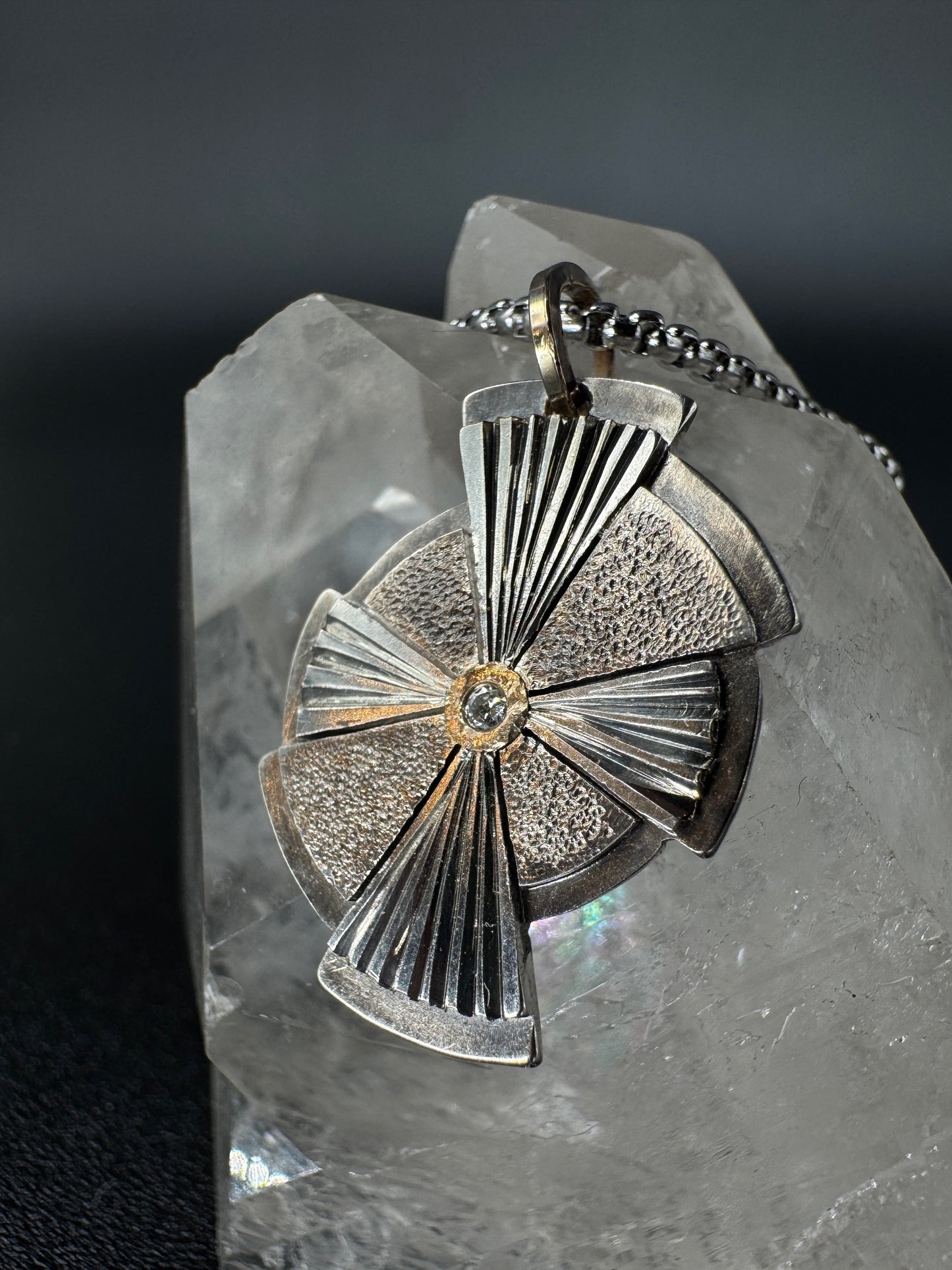 8 rays pendant