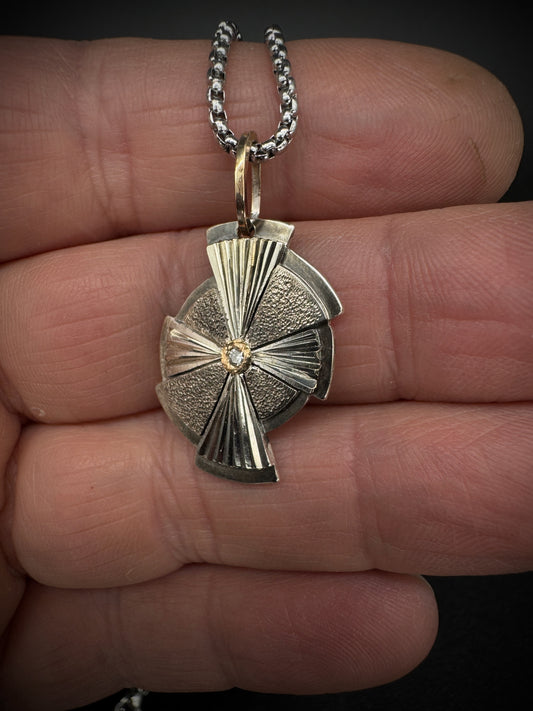 8 rays pendant